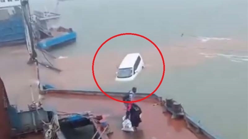 ফেরিতে উঠতে গিয়ে মাইক্রোবাস পদ্মায়